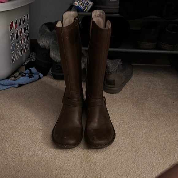 Tall brown leather Ugg boots women’s size 8 with fur on the inside of the boots - Picture 3 of 8